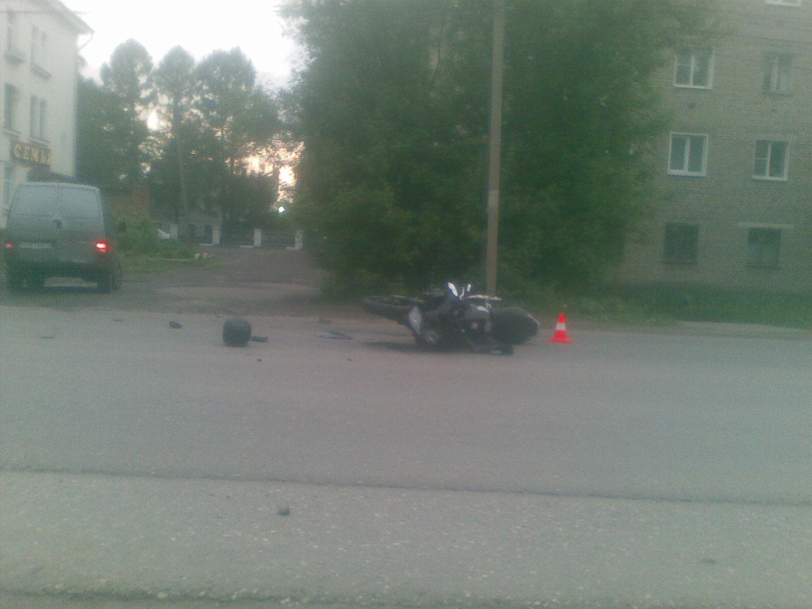 В Ивановской области мотоциклистка врезалась в иномарку