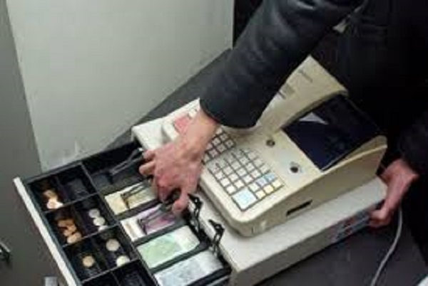 В Ивановской области злоумышленник избил продавца магазина и открыто похитил деньги из кассы