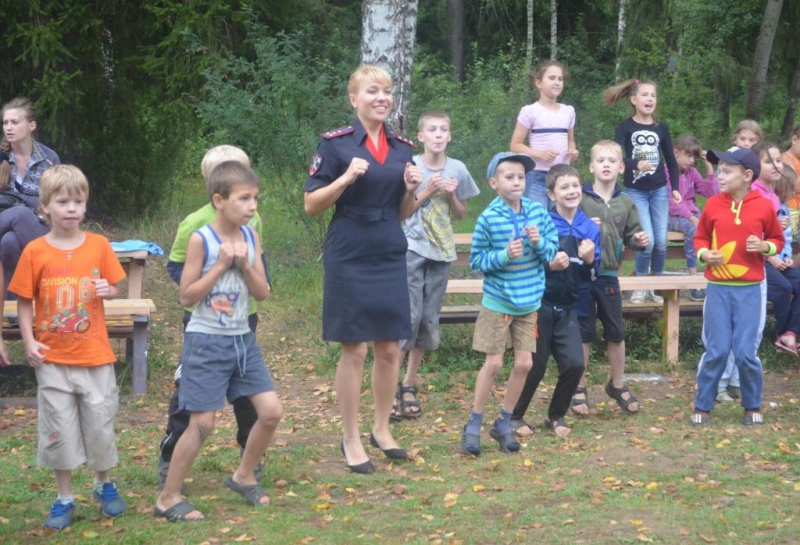 Ивановские полицейские провели акцию «Зарядка со стражем порядка» в детских оздоровительных лагерях