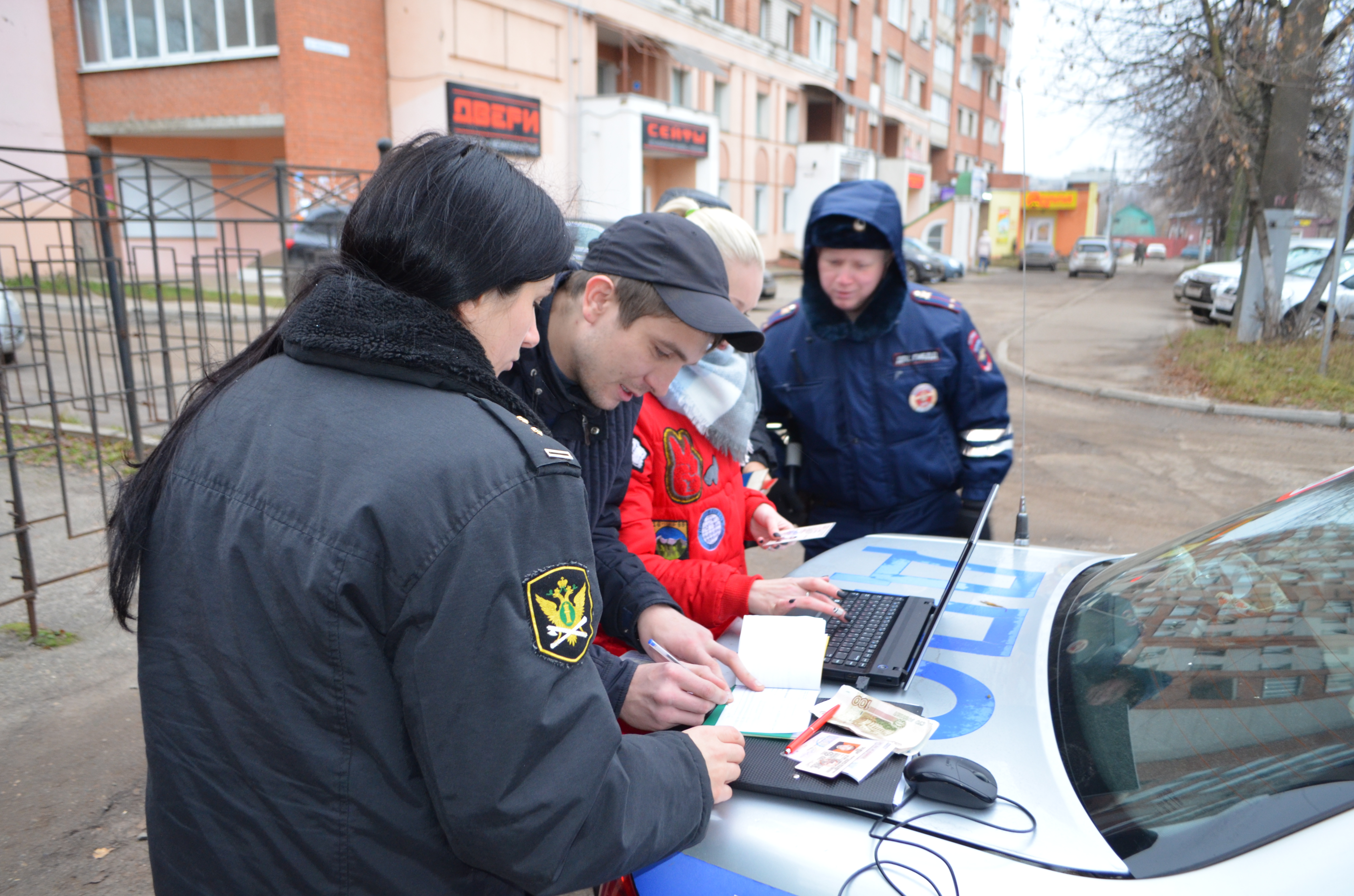 Судебные приставы и сотрудники ГИБДД провели совместный рейд по должникам в Иванове