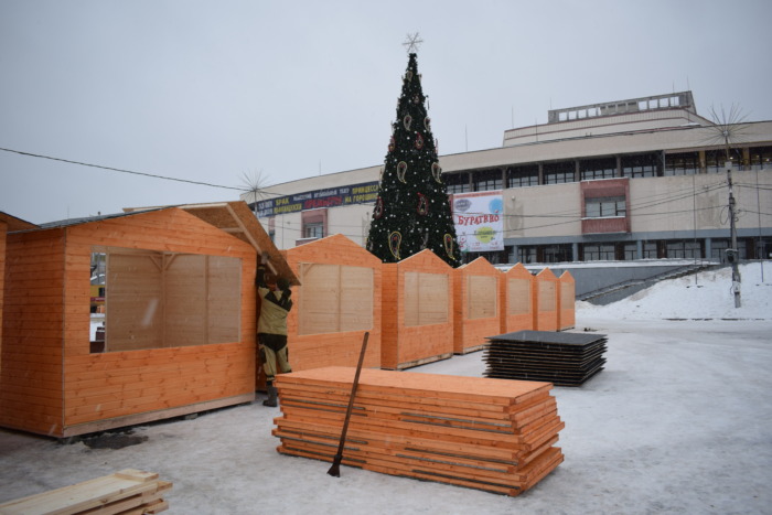 В Иванове устанавливают новогодние ярмарочные павильоны