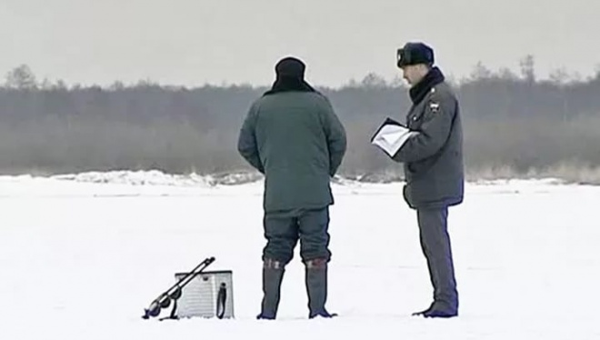 В Костромской области рыбака-браконьера пришлось уводить силой