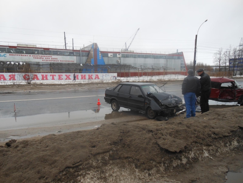 В Иванове столкнулись два отечественных автомобиля