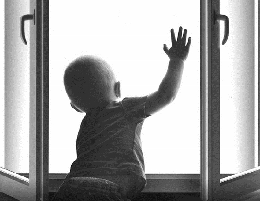 В Иванове 4-летний ребенок выпал из окна с третьего этажа