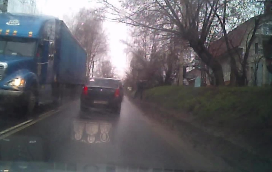 В Иванове пешеход бросился под колеса автомобиля (ВИДЕО 18+)