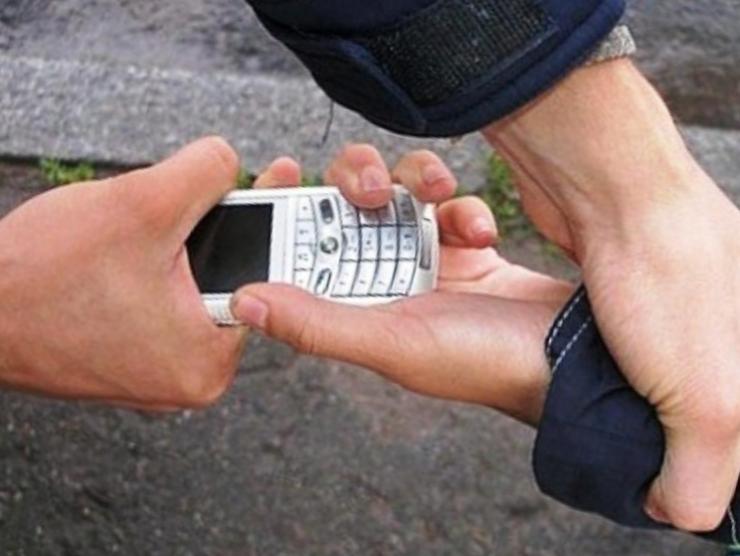 В Ивановской области разбойники продали телефоны, а потом отобрали их у нового владельца, прихватив вдобавок и его мобильные