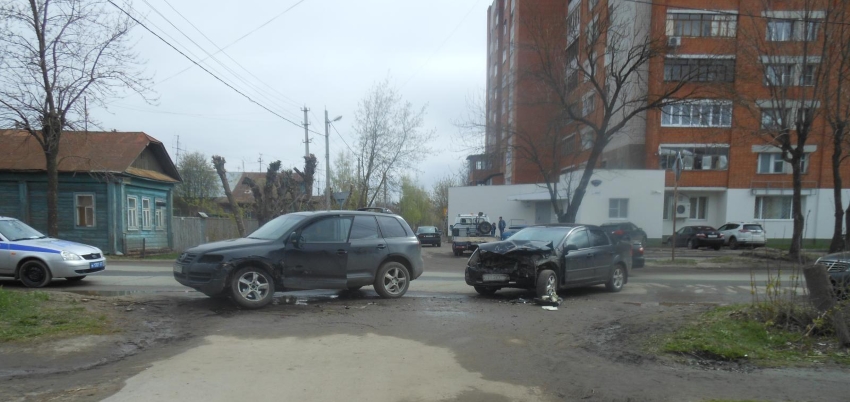 Две иномарки столкнулись на нерегулируемом перекрестке в Иванове (ФОТО)