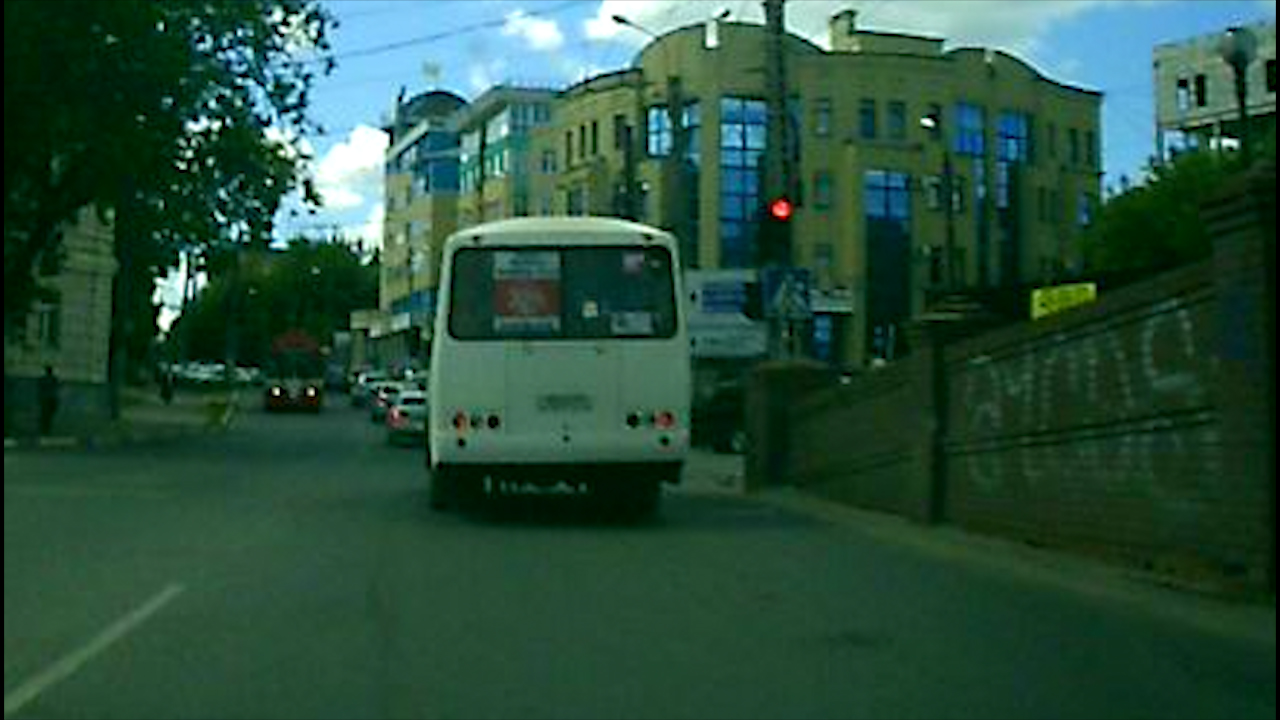 Автобус в Иванове проезжает перекресток на "красный" (ВИДЕО)