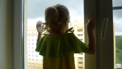 4-летняя девочка выпала из окна пятого этажа в Иванове