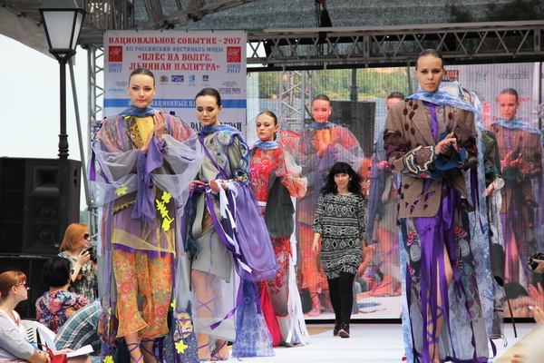 В двенадцатый раз в Плёсе прошёл фестиваль моды "Льняная палитра"