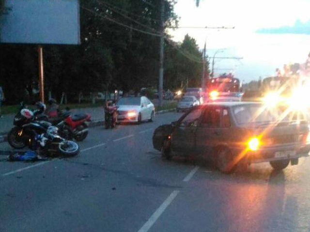 Мотоциклист в Иванове выехал на встречную полосу и столкнулся с машиной
