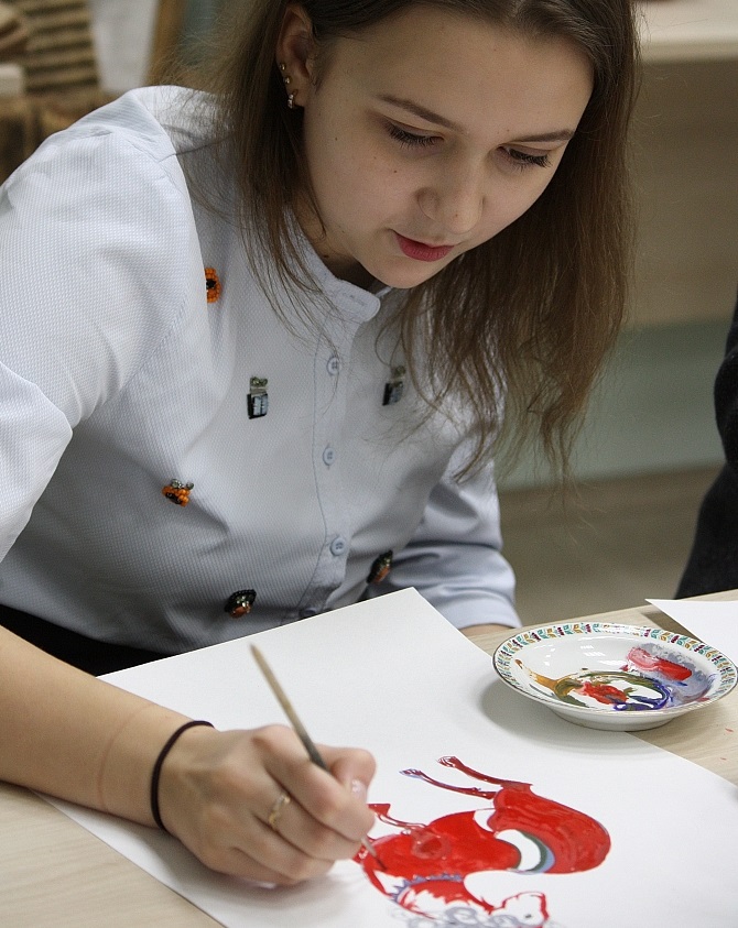 Всю масленичную неделю москвичей учат палехской росписи