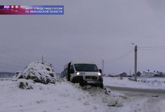 Водитель маршрутки в Иванове въехал в гору снега