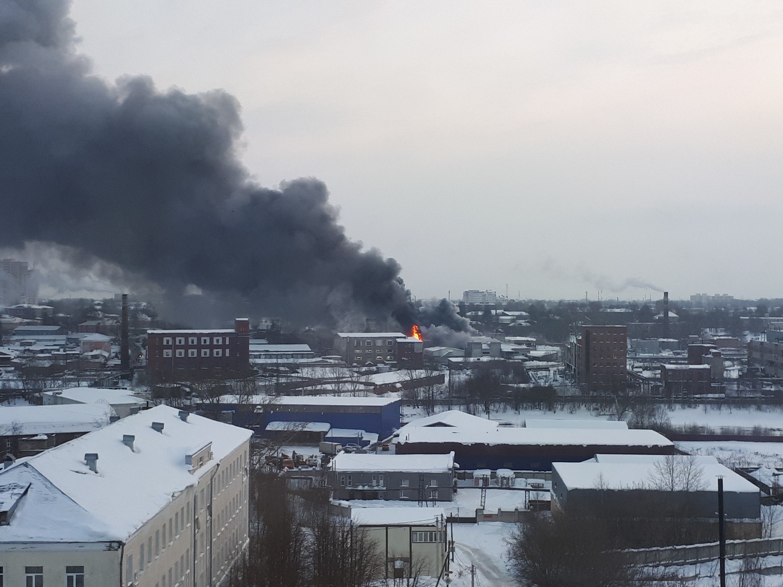 В здании бывшего комбината искусственной подошвы, пострадавшем от пожара в Иванове, может находиться еще один человек