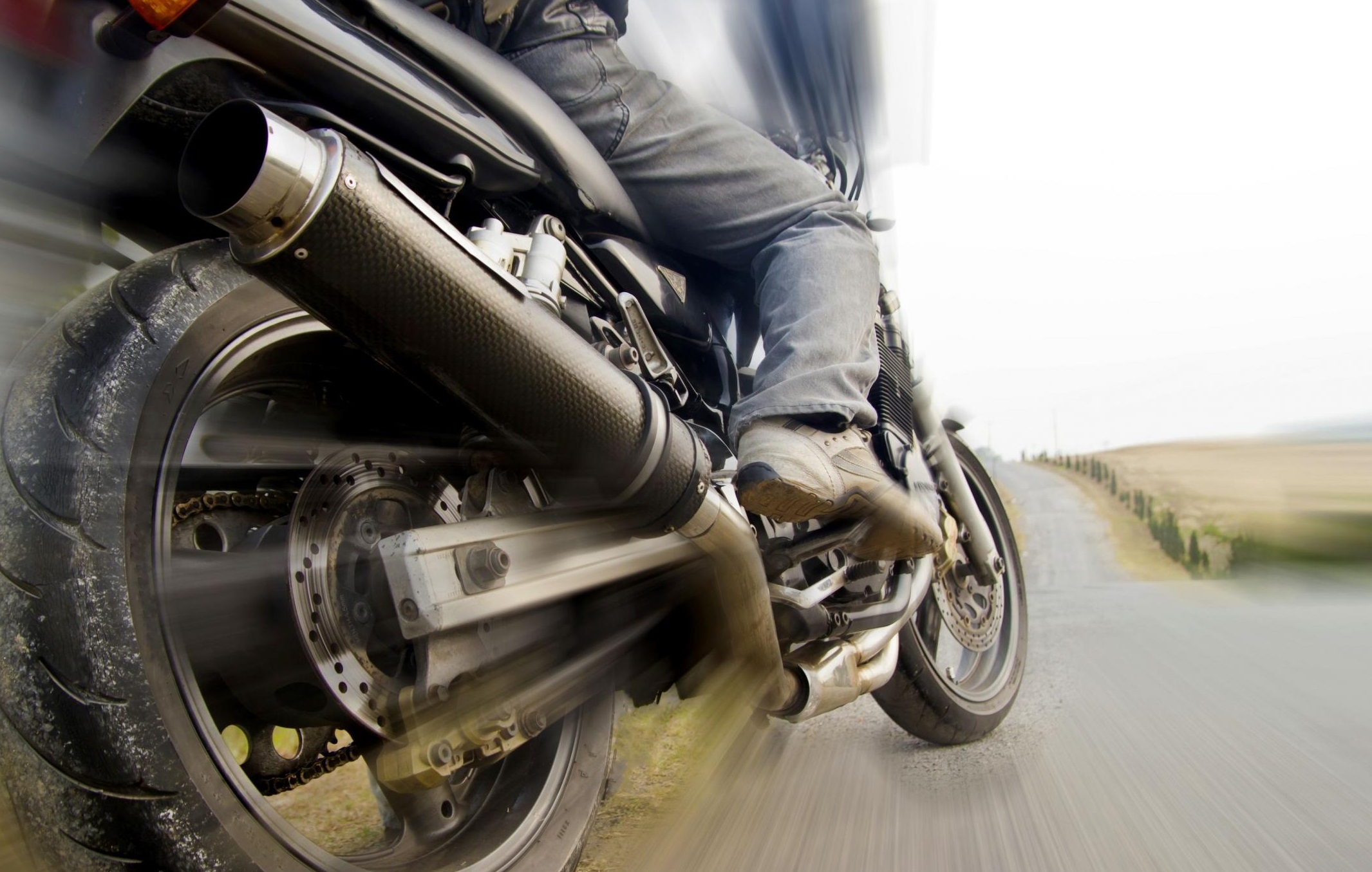 В Фурманове сильно пьяный мотоциклист влетел в будку дежурного по переезду