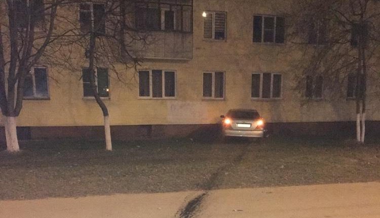 От удара "Ауди" "Тойота" в Иванове вылетела на встречку и въехала в дом