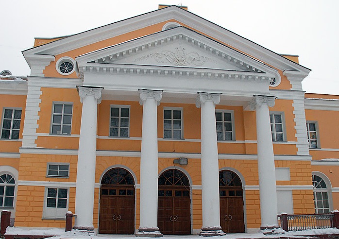 Памятную доску установили на здании, которое в Вичуге называют своим «Большим театром»