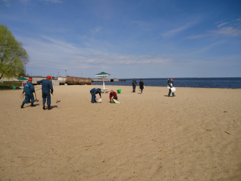 В Юрьевце спасатели помогли привести в порядок пляж