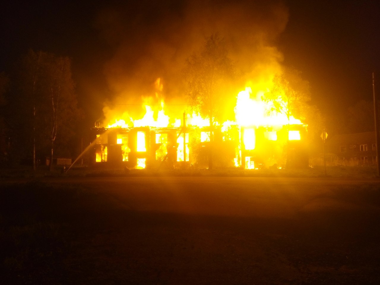 В Приволжске вновь пожар в расселенном бараке (ФОТО)