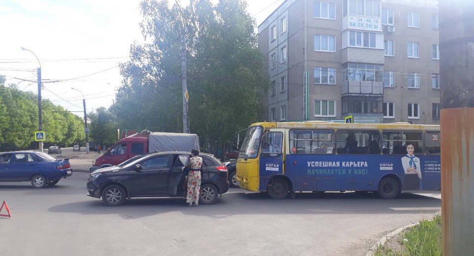 В аварии с автобусом в Иванове пострадали шесть пассажиров, включая трех детей