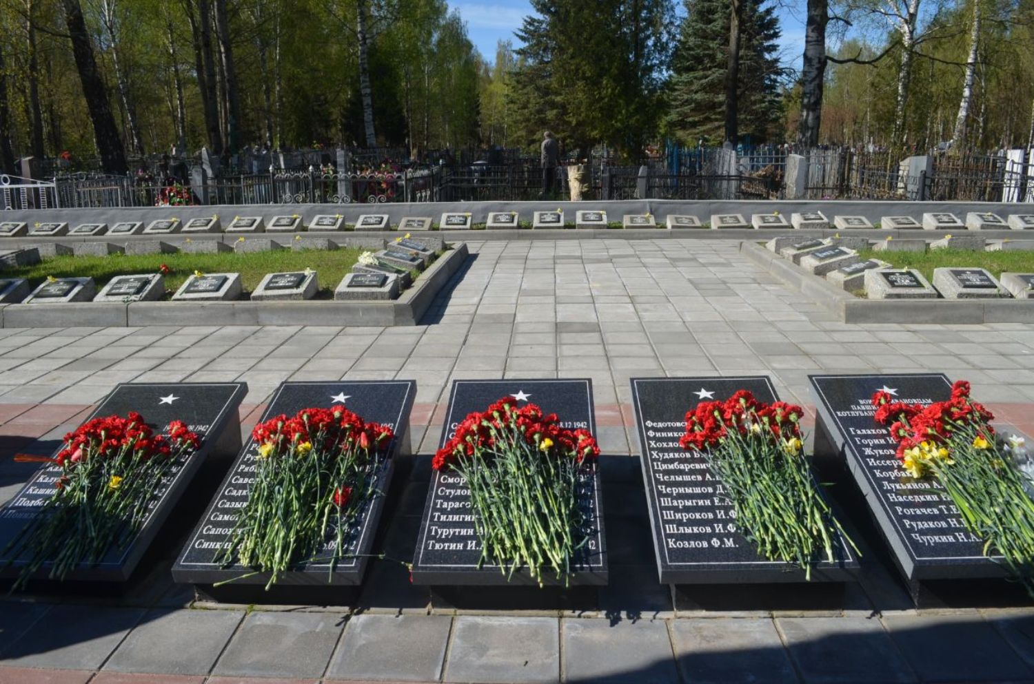 К воинским мемориалам в Иванове принесли цветы (ФОТО)