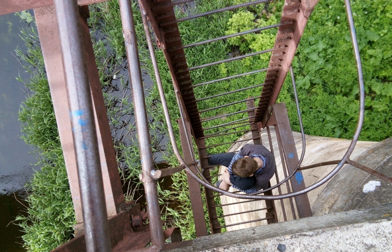Спасатели освободили мальчика, застрявшего на мосту через Шачу (ФОТО)
