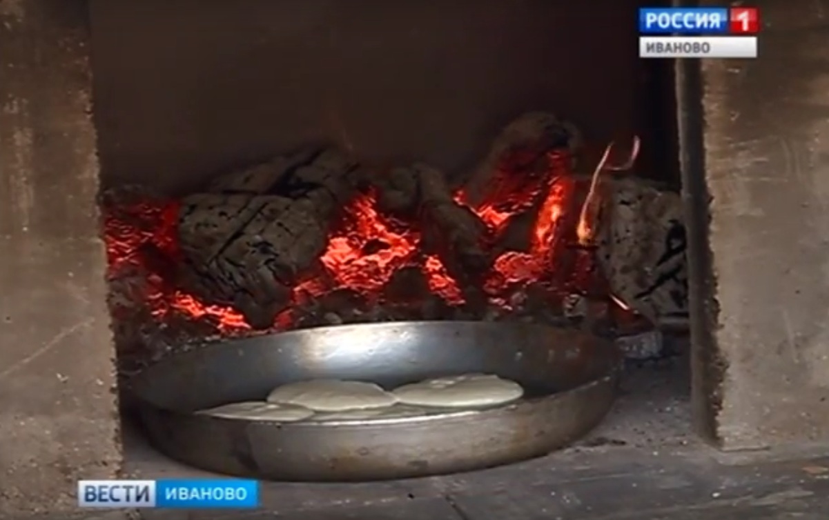Жители Писцова накрыли традиционный завтрак плотника, обед ткачихи и ужин купца