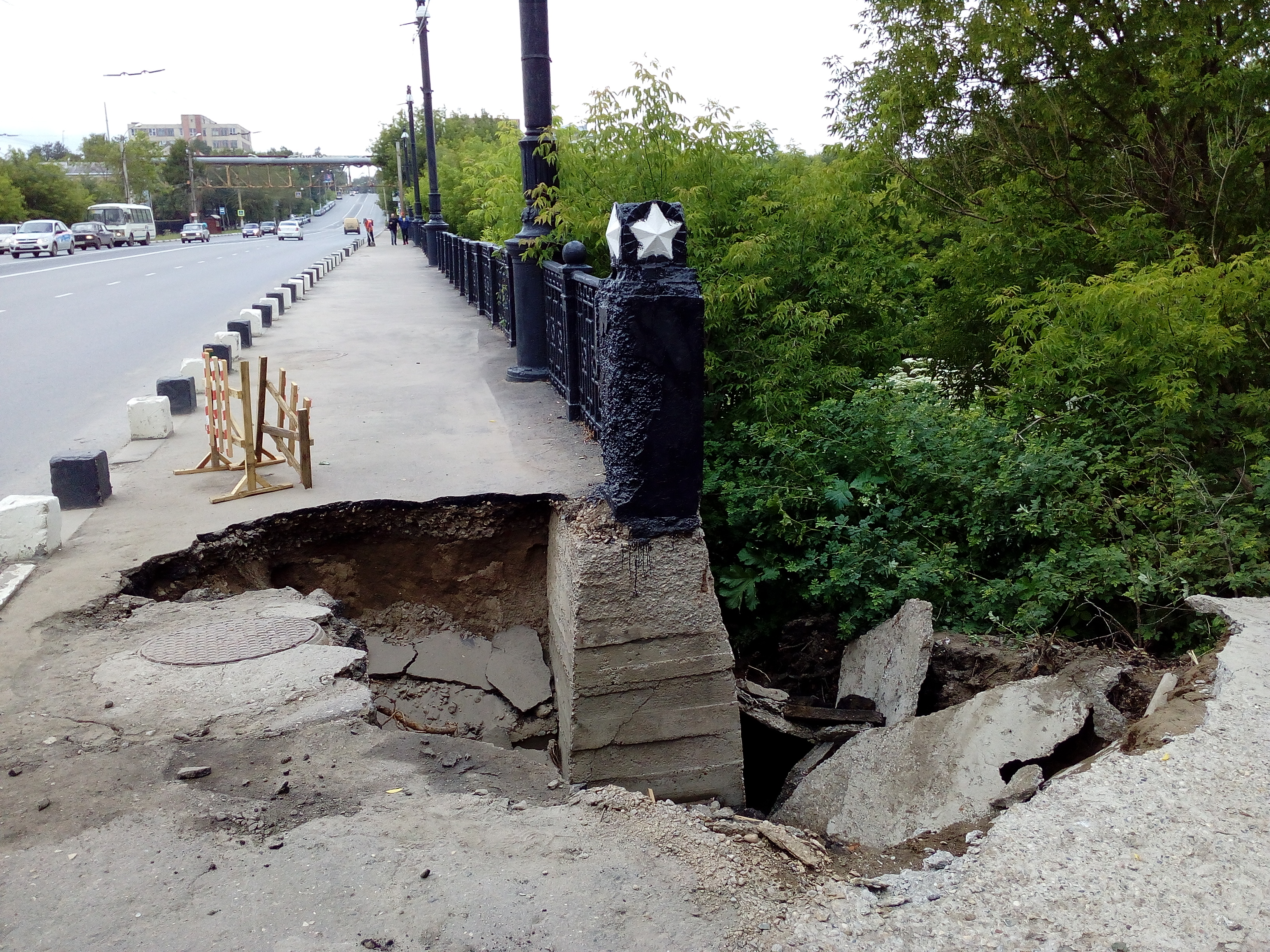 У Сосневского моста в Иванове обрушилась часть грунта (ФОТО, ВИДЕО)