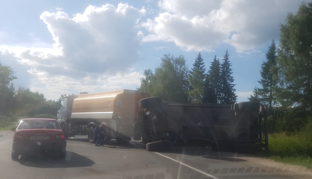 Сотни литров топлива разлили на дороге в Ивановской области (ФОТО, ВИДЕО)