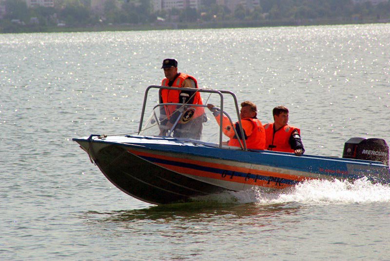 В Ивановской области при столкновении баржи и резиновой лодки погиб человек