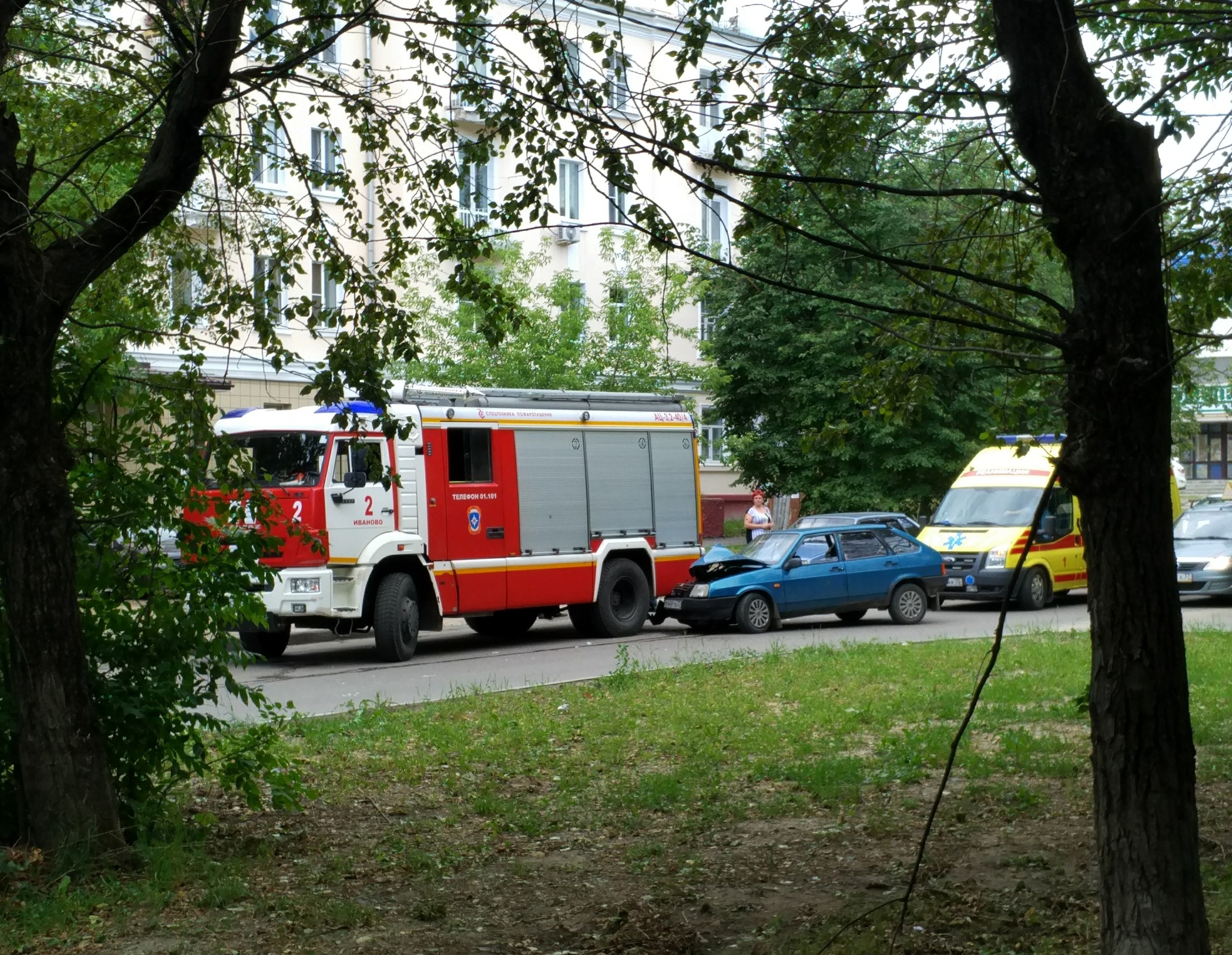 Легковушка в Иванове въехала в стоящую пожарную машину