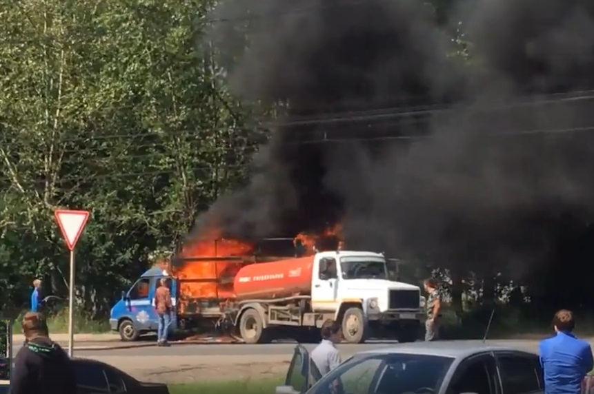 Пылающий грузовик в Иванове тушили ливневыми стоками (ФОТО, ВИДЕО)