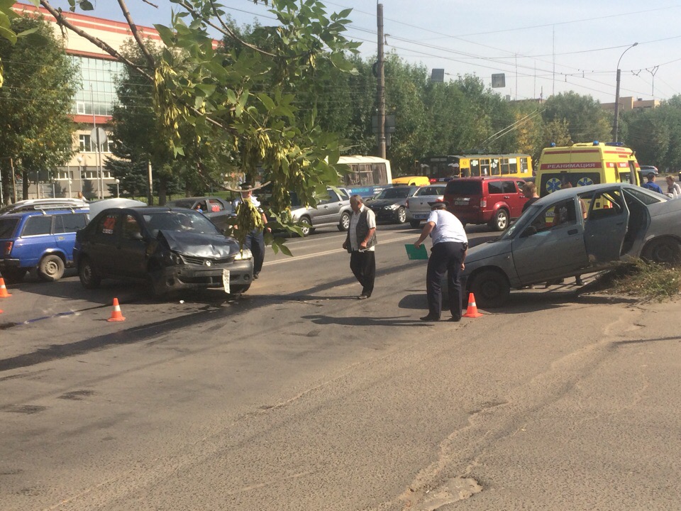 В аварии легковушек в Иванове пострадали два пассажира (ФОТО)