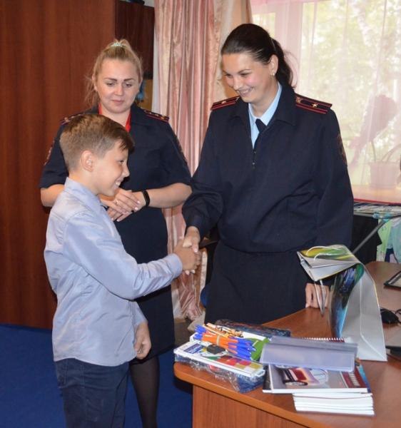 Ивановские полицейские дарили школьные принадлежности своим несовершеннолетним подопечным (ФОТО)