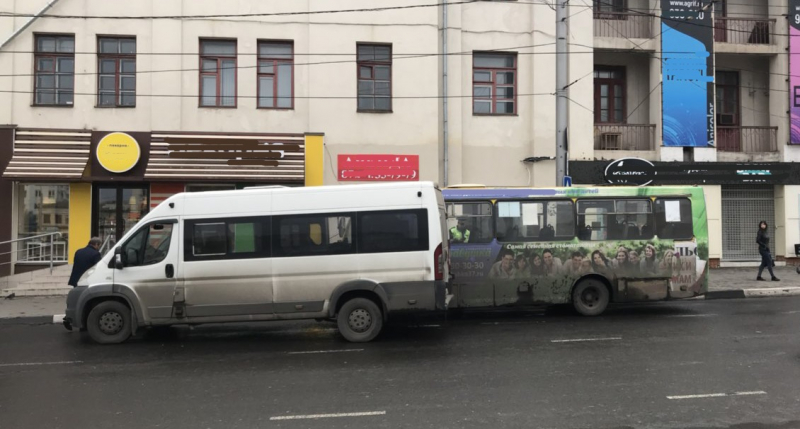 В аварии маршрутки и автобуса в Иванове пострадала 4-летняя девочка
