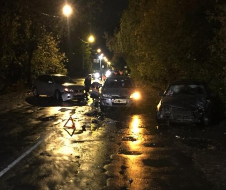 В Иванове из-за водителя без прав пострадали его пассажир и два автомобиля