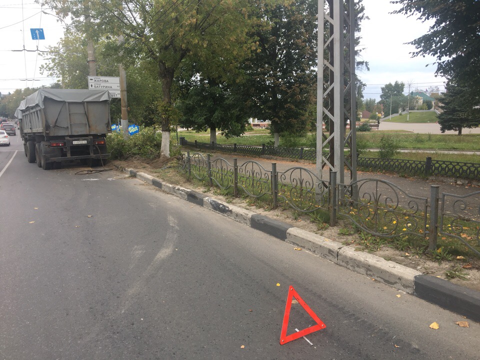 На площади Пушкина в Иванове грузовой автомобиль врезался в металлическое ограждение