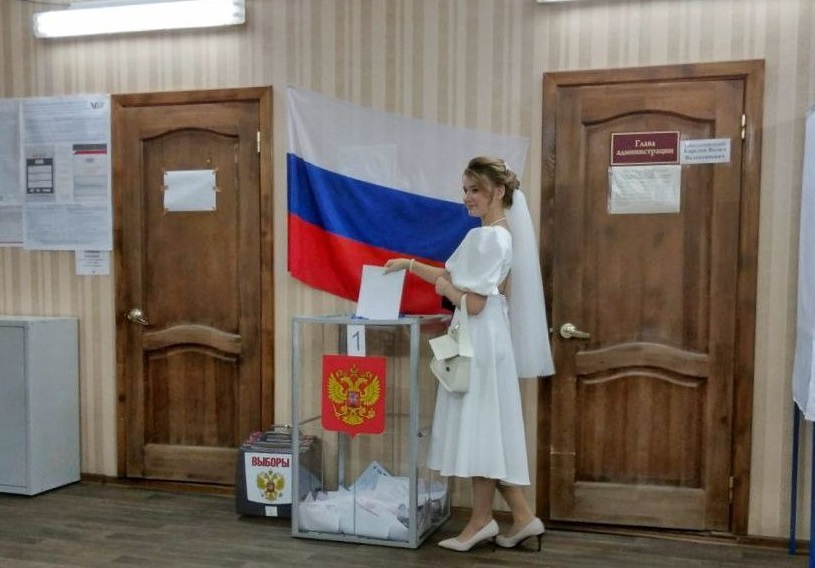 Молодожены в Ивановской области после торжественной регистрации брака приехали на выборы