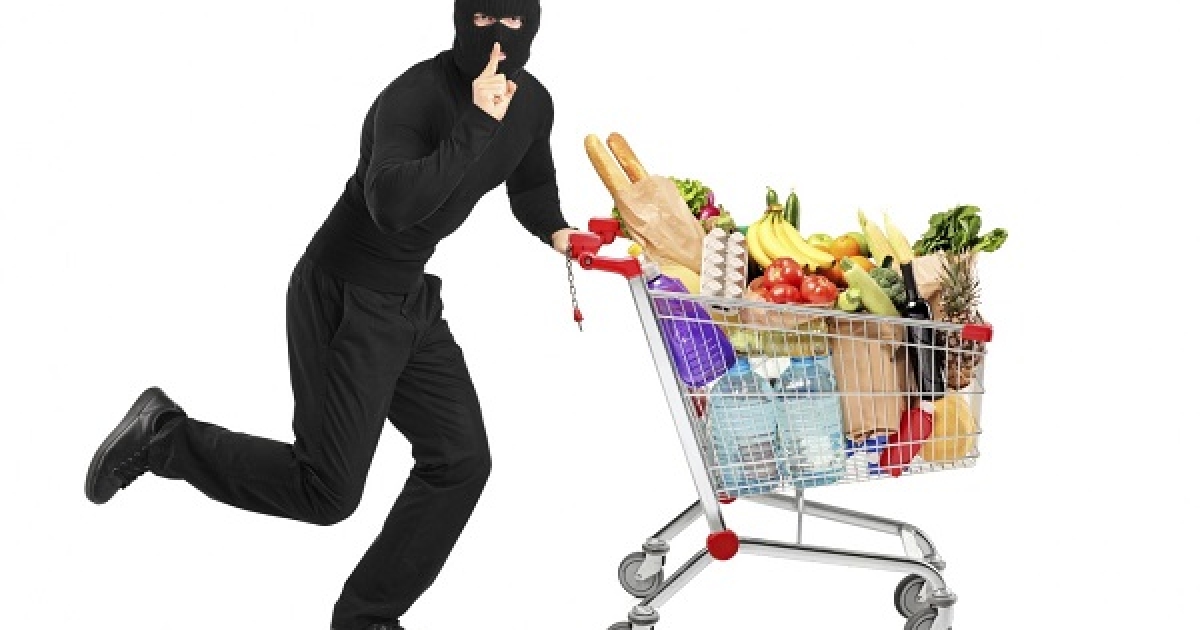 Двое злоумышленников украли продукты питания в нескольких магазинах