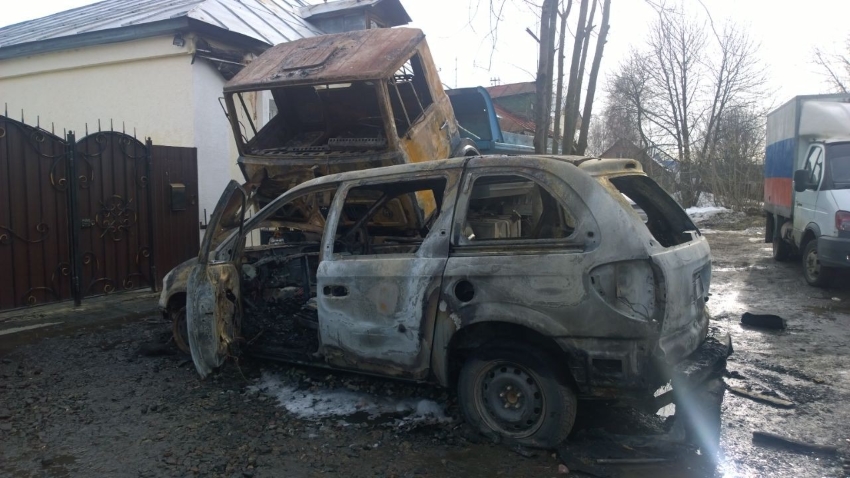 В Иванове загорелось сразу два припаркованных рядом автомобиля (ФОТО)